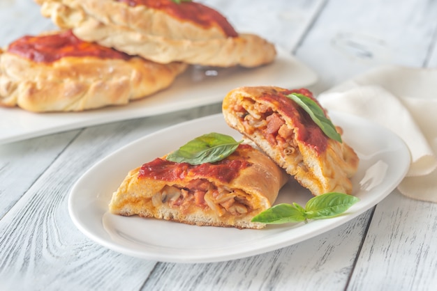 Hausgemachte Calzone auf Teller