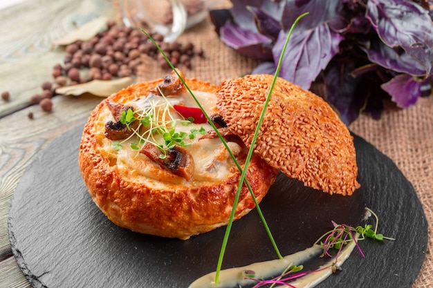 Hausgemachte Champignoncremesuppe in Brotschale serviert