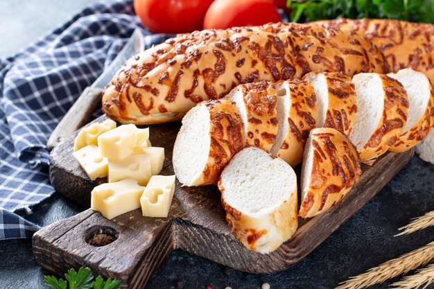 Hausgemachte Cheesy Breadsticks auf dunkelblauem Hintergrund