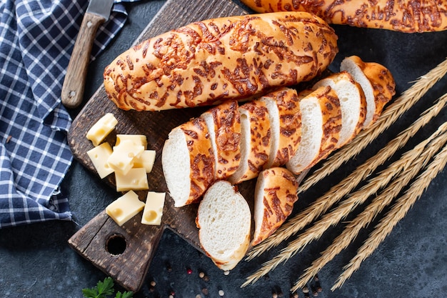 Hausgemachte Cheesy Breadsticks auf dunkelblauem Hintergrund