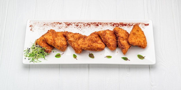 Hausgemachte Chicken Nuggets auf weißem Hintergrund