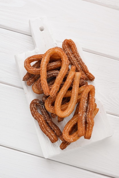 Foto hausgemachte churros auf weißem holzhintergrund