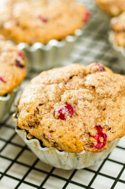 Hausgemachte Cranberry-Muffins zum Weihnachtsfrühstück gebacken.