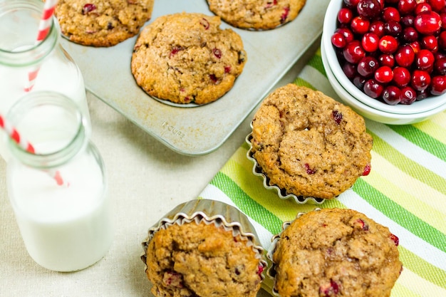 Hausgemachte Cranberry-Muffins zum Weihnachtsfrühstück gebacken.