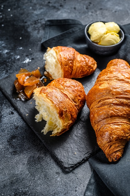 Hausgemachte Croissants mit Birnenmarmelade