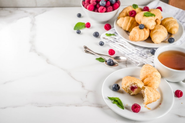 Hausgemachte Croissants mit Himbeeren und Heidelbeeren