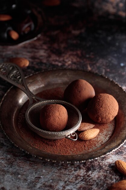 Hausgemachte Dattelbonbons mit Kakao