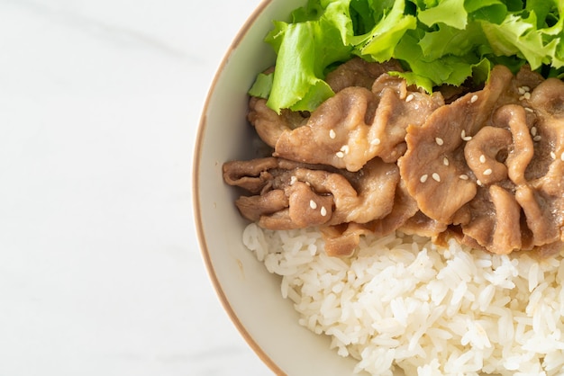 Hausgemachte Donburi-Reisschüssel aus japanischem Schweinefleisch