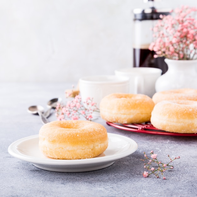 Hausgemachte Donuts mit Zucker