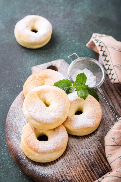 Hausgemachte Donuts mit Zucker