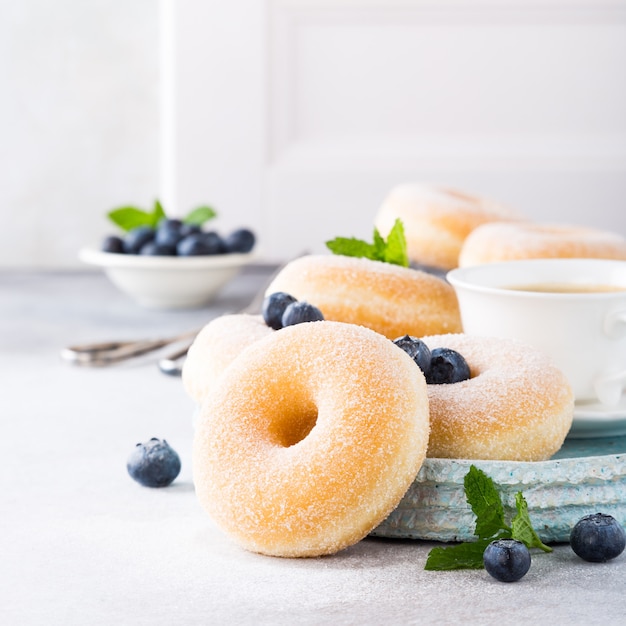 Hausgemachte Donuts mit Zucker