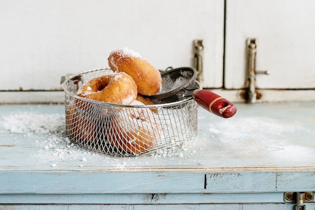 Hausgemachte Donuts mit Zuckerpulver