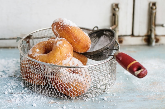 Hausgemachte Donuts mit Zuckerpulver