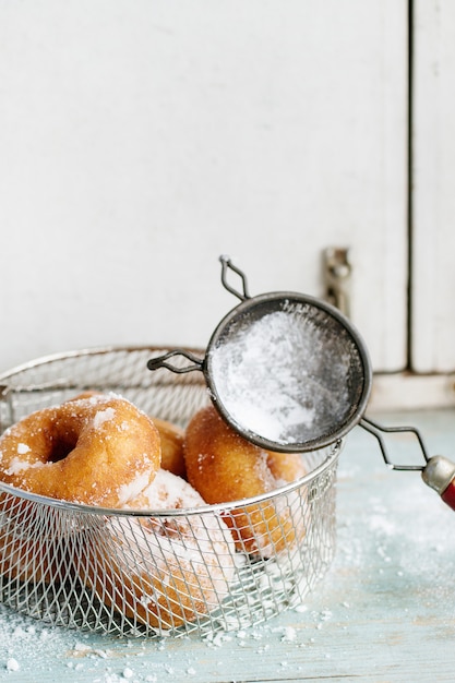 Hausgemachte Donuts mit Zuckerpulver