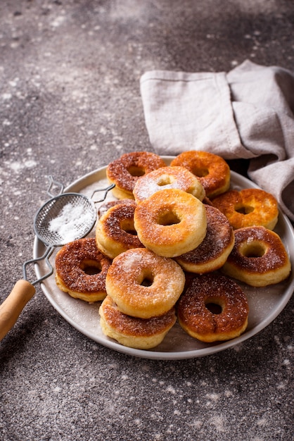 Hausgemachte Donuts mit Zuckerpulver