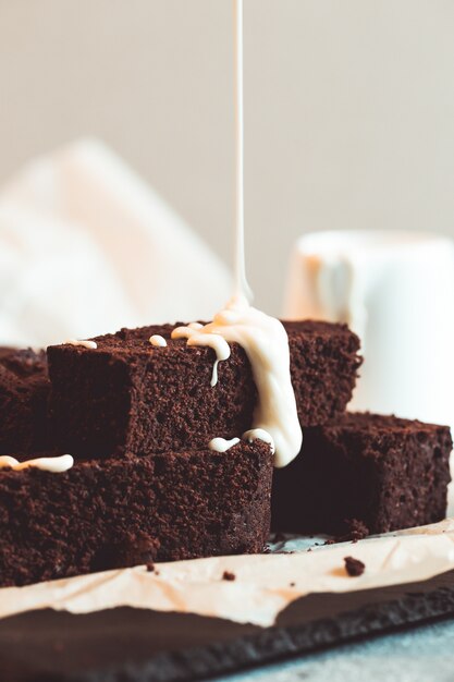 Hausgemachte dunkle Schokoladenfondant Brownies