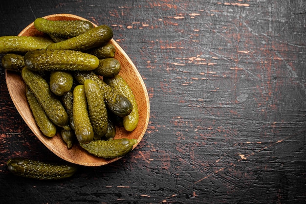 Foto hausgemachte eingelegte gurke auf dem tisch