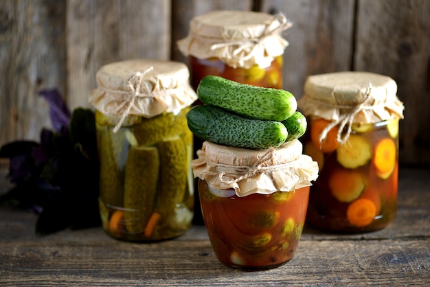 Foto hausgemachte eingelegte gurken mit dill, lorbeerblättern, zwiebeln und knoblauch