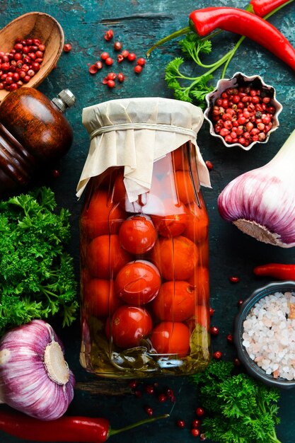 Hausgemachte eingelegte Kirschtomaten in einem Glas Lebensmittelversorgung Draufsicht