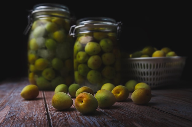 Hausgemachte eingelegte Pflaume mit Likör und Kandiszucker in der Glasflasche