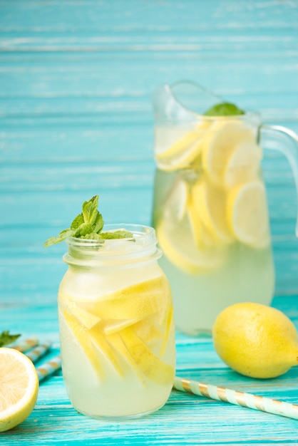 Foto hausgemachte eiskalte limonade auf einem rustikalen raum