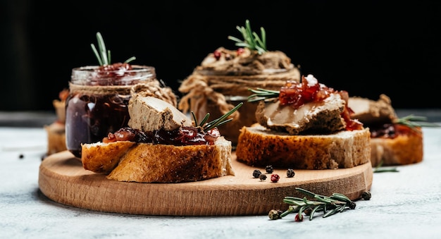 Hausgemachte Entenleberpastete mit Marmelade aus roten Zwiebeln Gourmet-Vorspeisen Verschiedene italienische Vorspeisen-Bruschetta Restaurant-Menü Diät-Kochbuch-Rezept Draufsicht