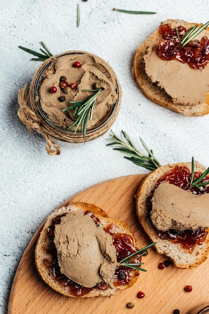 Hausgemachte Entenleberpastete mit Marmelade aus roten Zwiebeln Gourmet-Vorspeisen Verschiedene italienische Vorspeisen-Bruschetta