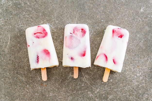 hausgemachte Erdbeer-Joghurt-Eis