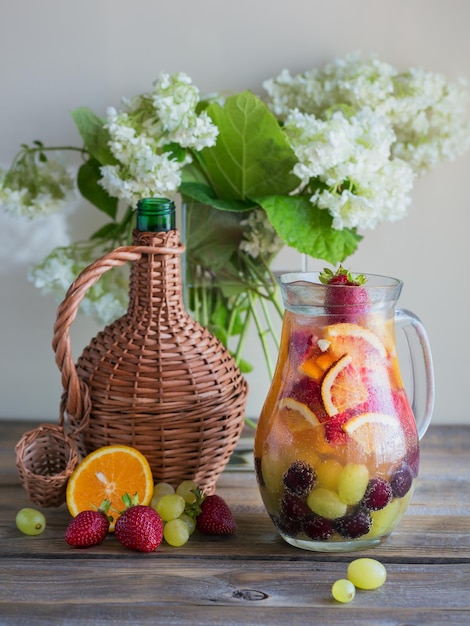 Hausgemachte erfrischende Fruchtsangria oder Punsch mit Champagner-Erdbeeren, Orangen und Weintrauben