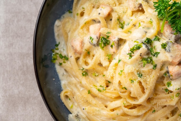 hausgemachte Fettuccine-Nudeln mit weißer Sahnesauce