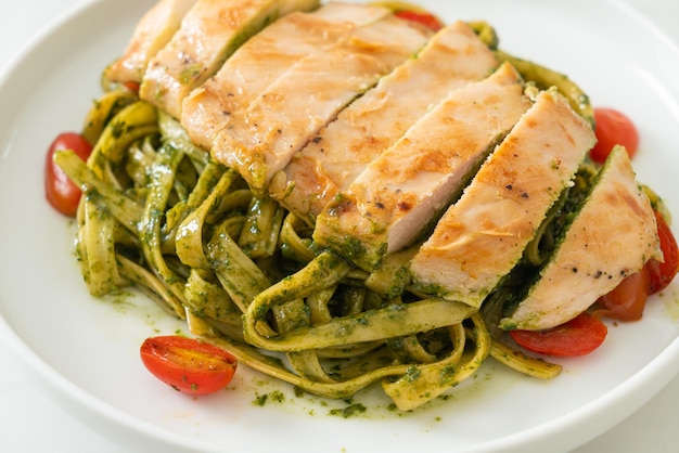 Hausgemachte Fettuccine-Spaghetti-Nudeln in Pesto-Sauce mit gegrilltem Hähnchen