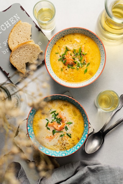 Foto hausgemachte finnische lachssuppe mit sahne serviert mit weißwein