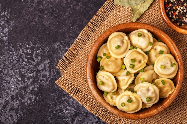 Hausgemachte Fleischknödel - russische Pelmeni.