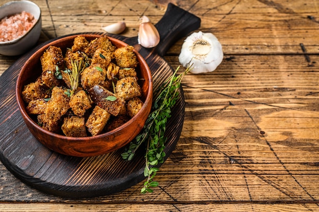 Hausgemachte französische gebratene Croutons. Holztisch. Draufsicht.