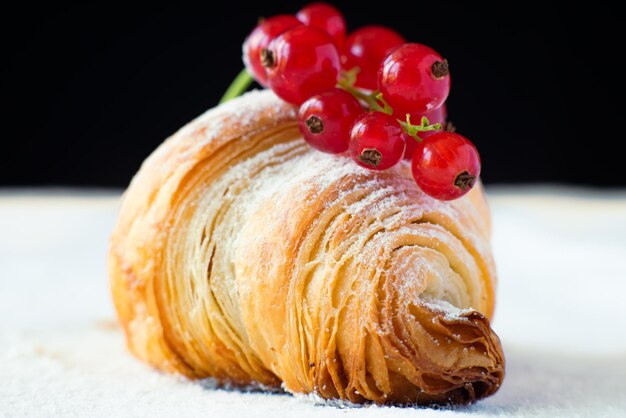 Hausgemachte französische Sauerteig-Croissants mit roter Johannisbeere