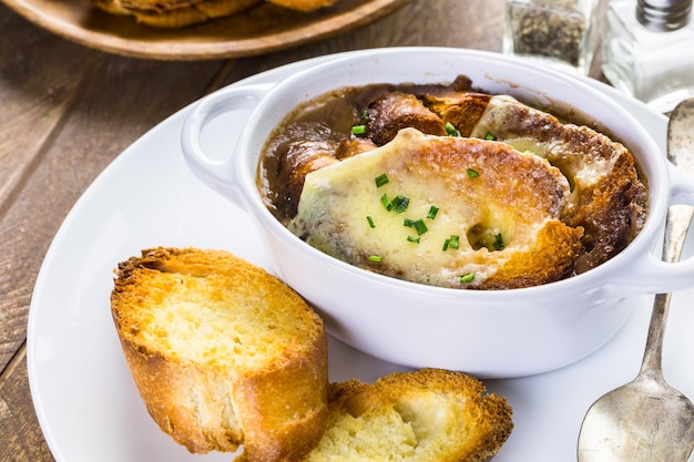 Hausgemachte französische Zwiebelsuppe mit geröstetem Baguette.