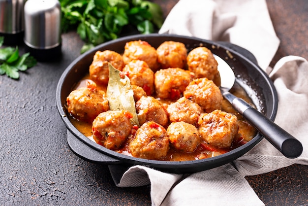 Foto hausgemachte frikadellen mit tomatensauce