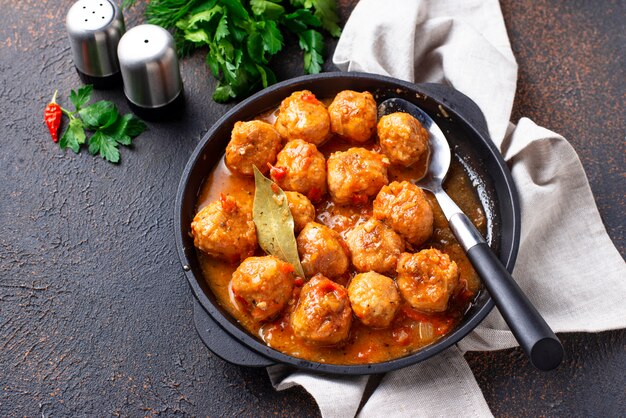 Hausgemachte Frikadellen mit Tomatensauce