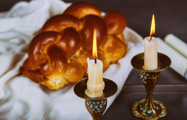 Hausgemachte frisch gebackene Challah für das traditionelle jüdische Sabbat-Ritual