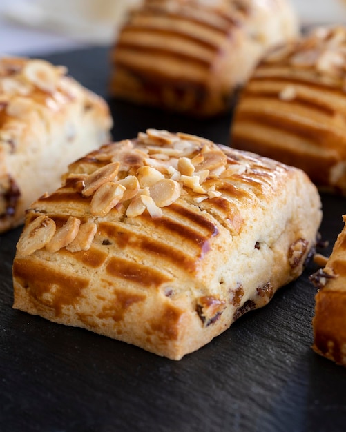 Hausgemachte frische Rosinen auf Keksen mit Nusspartikeln aus nächster Nähe