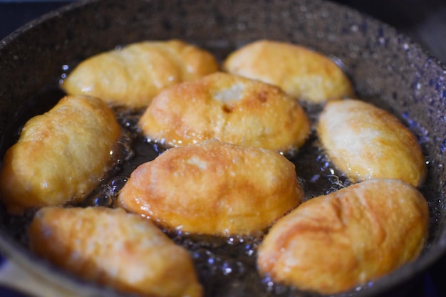 Hausgemachte frittierte Kuchen machen. Russische Nationalgerichtpasteten