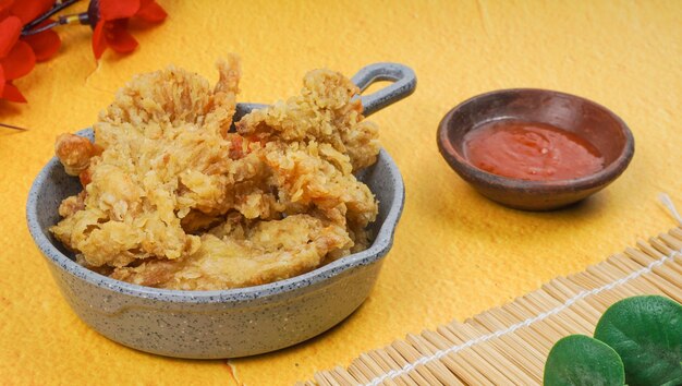 Hausgemachte frittierte Pilze mit Dip-Sauce auf gelbem Hintergrund