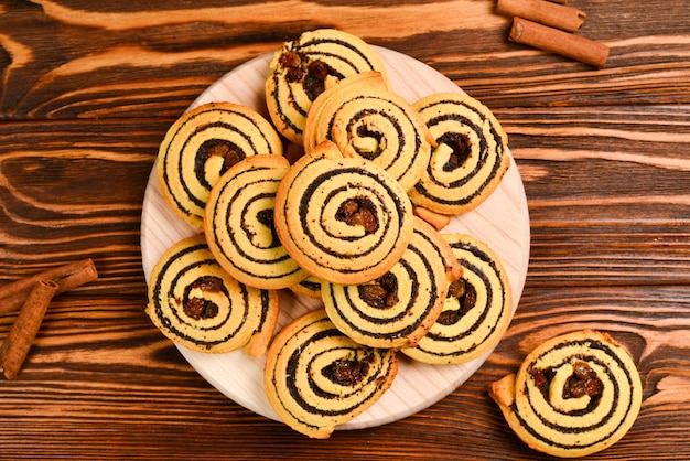 Foto hausgemachte gebackene kekse mit rosinen und mohn. platz für text oder design.