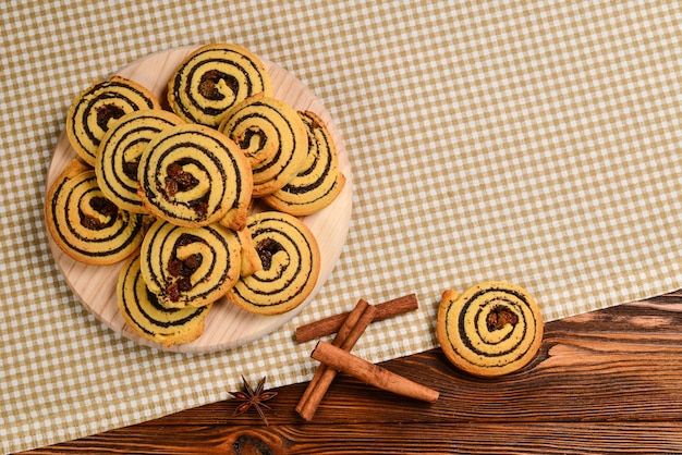 Hausgemachte gebackene Kekse mit Rosinen und Mohn Platz für Text oder Design