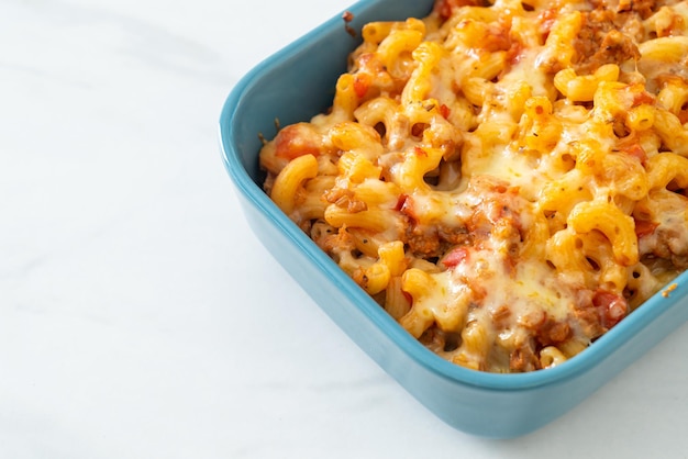 hausgemachte gebackene Makkaroni Bolognese mit Käse - italienische Küche