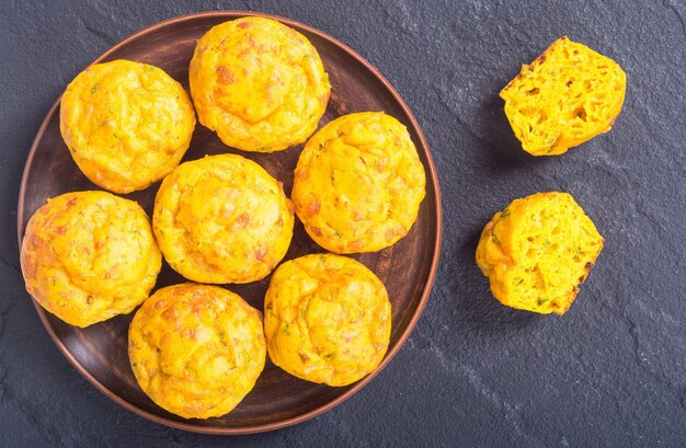 Hausgemachte gebackene Muffins mit Käse und Eiern. Lebensmittelhintergrund