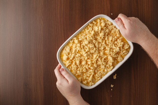 Hausgemachte Gebäckkruste. Tortenkuchenzubereitung, Teig auf weißem rustikalem Küchentisch