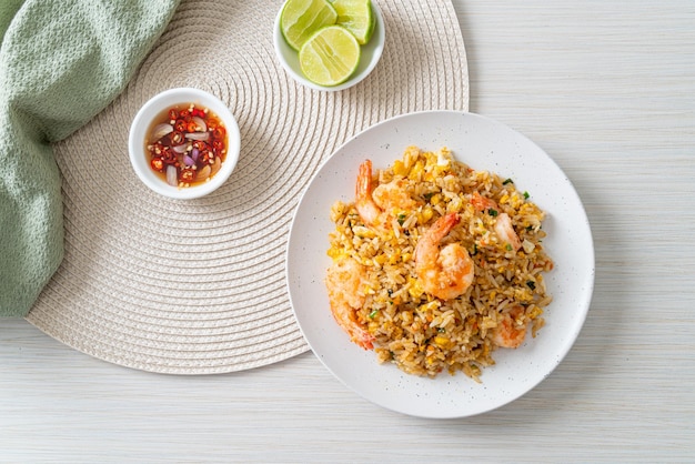 Hausgemachte gebratene Garnelen gebratener Reis auf Teller im Thai-Stil Asiatische Küche