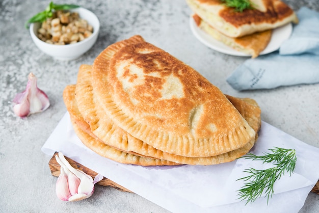 Hausgemachte gebratene Kuchen. Chebureks. Nationales tatarisches Gebäck.