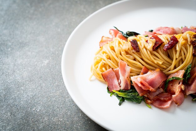 Hausgemachte gebratene Spaghetti mit getrocknetem Chili und Speck